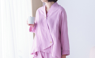 和晒仕上げのガーゼならではの気持ちいい肌なじみがたまらないAラインパジャマ。
